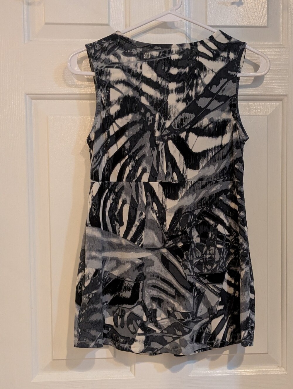 Daisy Fuentes Black and White Twist-Front Sleeveless Top - Picture 2 of 3